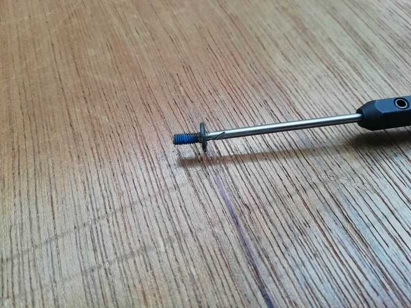 ANEX なめた精密ネジはずしで取れたネジ