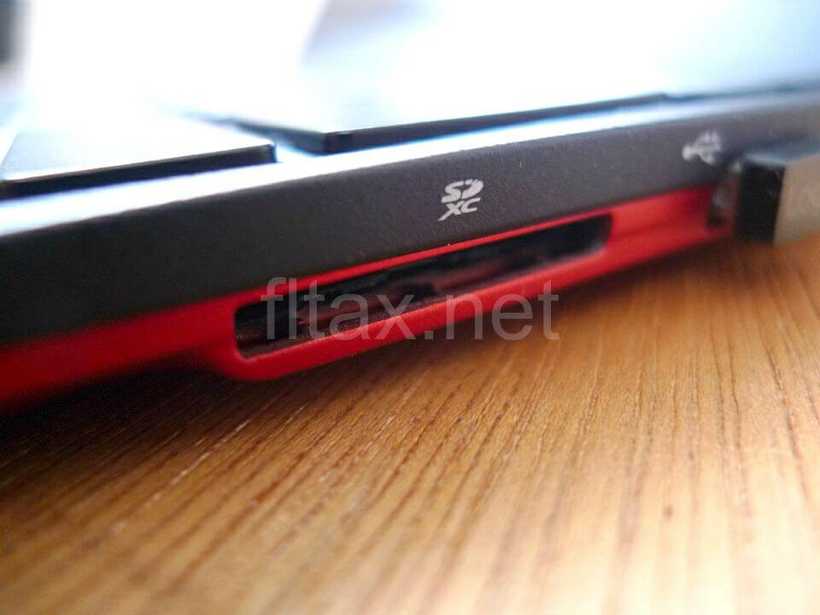 富士通LIFEBOOK UHシリーズのSDカード端子