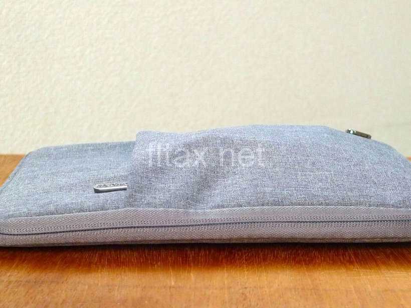 YOGA BOOK用に買ったケースを横から見た感じ