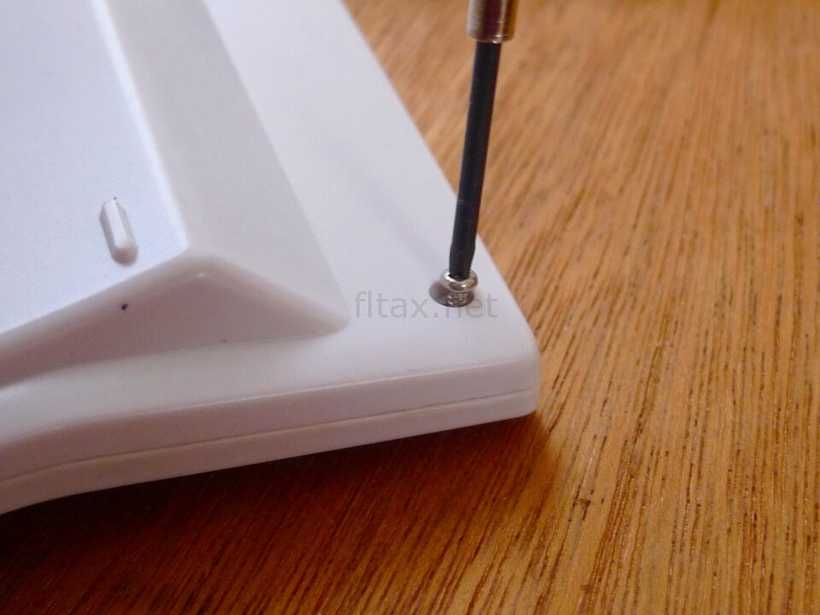 カシオ計算機MW-10ETの裏蓋のネジ