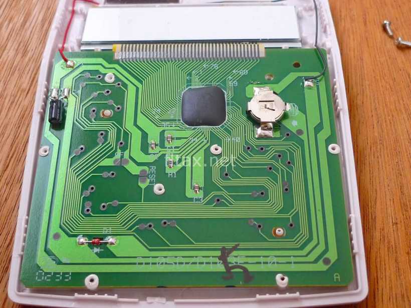 カシオ計算機MW-10ETの裏蓋が外れたところ