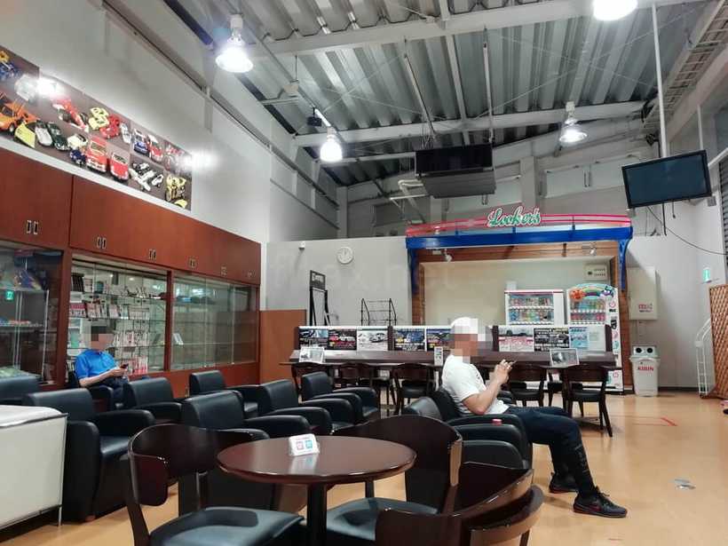 オートバックスの待合室