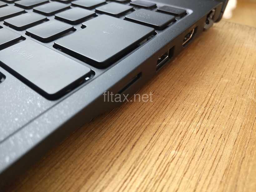 FMV ZeroのmicroSDカード用スロット