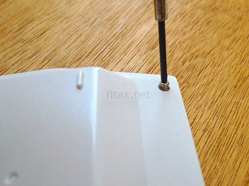 カシオ計算機MW-10ETの裏蓋のネジ