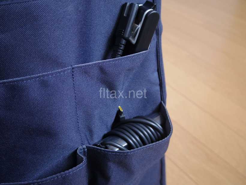 コクヨ BIZRACK バッグインバッグ カハ-BRB135DBの右中段のマチ付きポケットにACアダプターを入れてみた